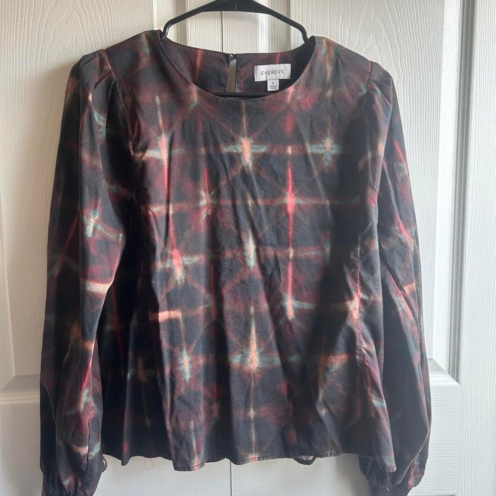 Evereve tie-dye blouse with red, black, and beige swirls in size S